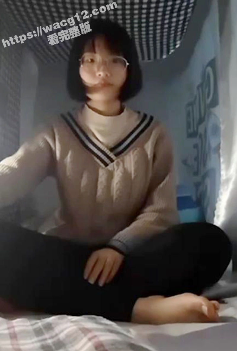 清纯短发女大学生 被相关图片