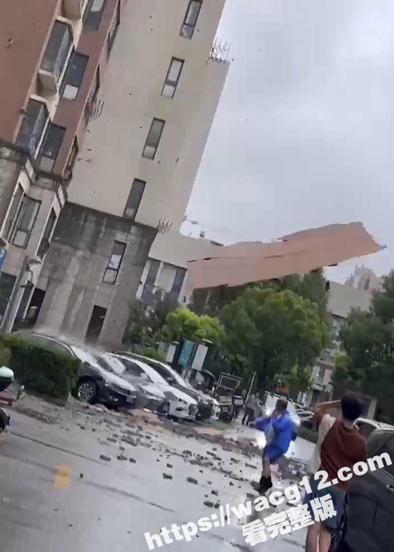 台风天意外收获！狂风暴雨中小情侣窗前激战被抓拍！台风来袭也就只能在家打打炮了