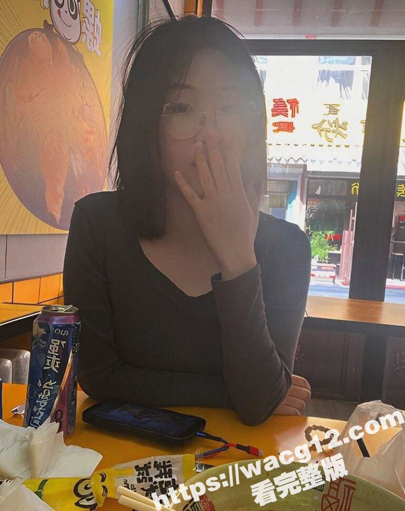 乌兰浩特00后清纯小母狗 刘梦莹 穿着校服在车内给大神足交 全程高能对话 看点十足！