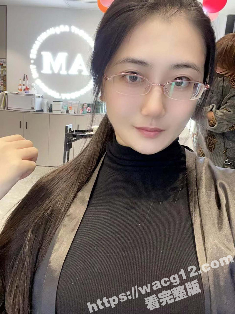 成都已婚少妇会计员王敏洁 十足眼镜反差婊下班玩露出打野战 胸大屁股大 穿着包臀裙在会议室给上司口交