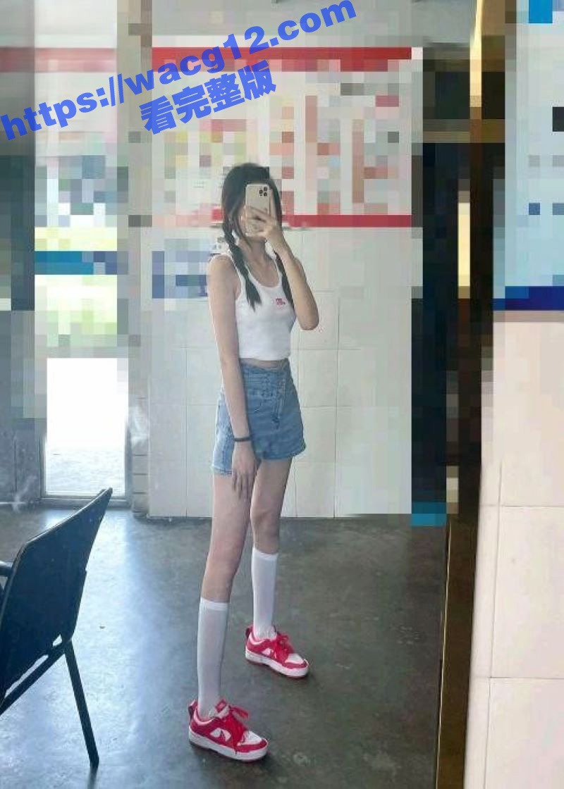趁爸妈不在家 偷偷溜进妹妹的房间强插妹妹的小嫩逼 每一下都直达子宫 把妹妹干的不停的高潮 ！