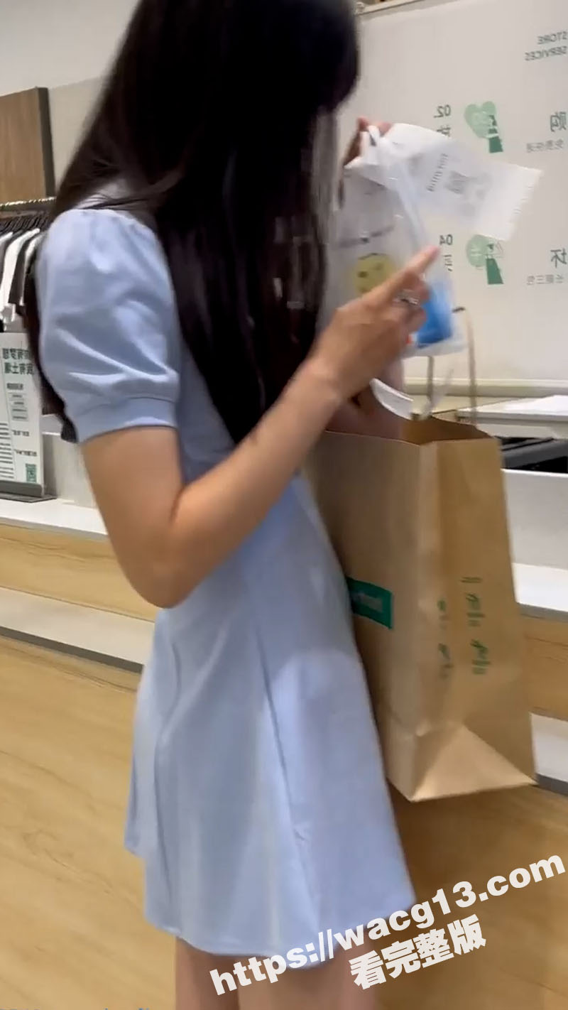 抄底大神美女底裤探测器又拉铃了 商场一路跟踪抄底短裙美女 白色的内裤关不住想出来透气的毛毛！