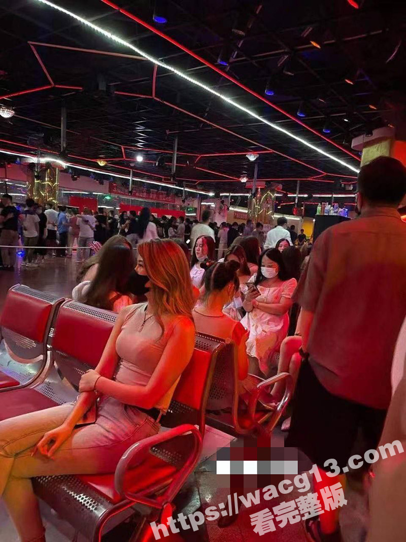 揭秘莎莎舞厅淫乱现场 玩的是真刺激啊 各路骚鸡齐上阵 边跳边摸玩的是真好啊