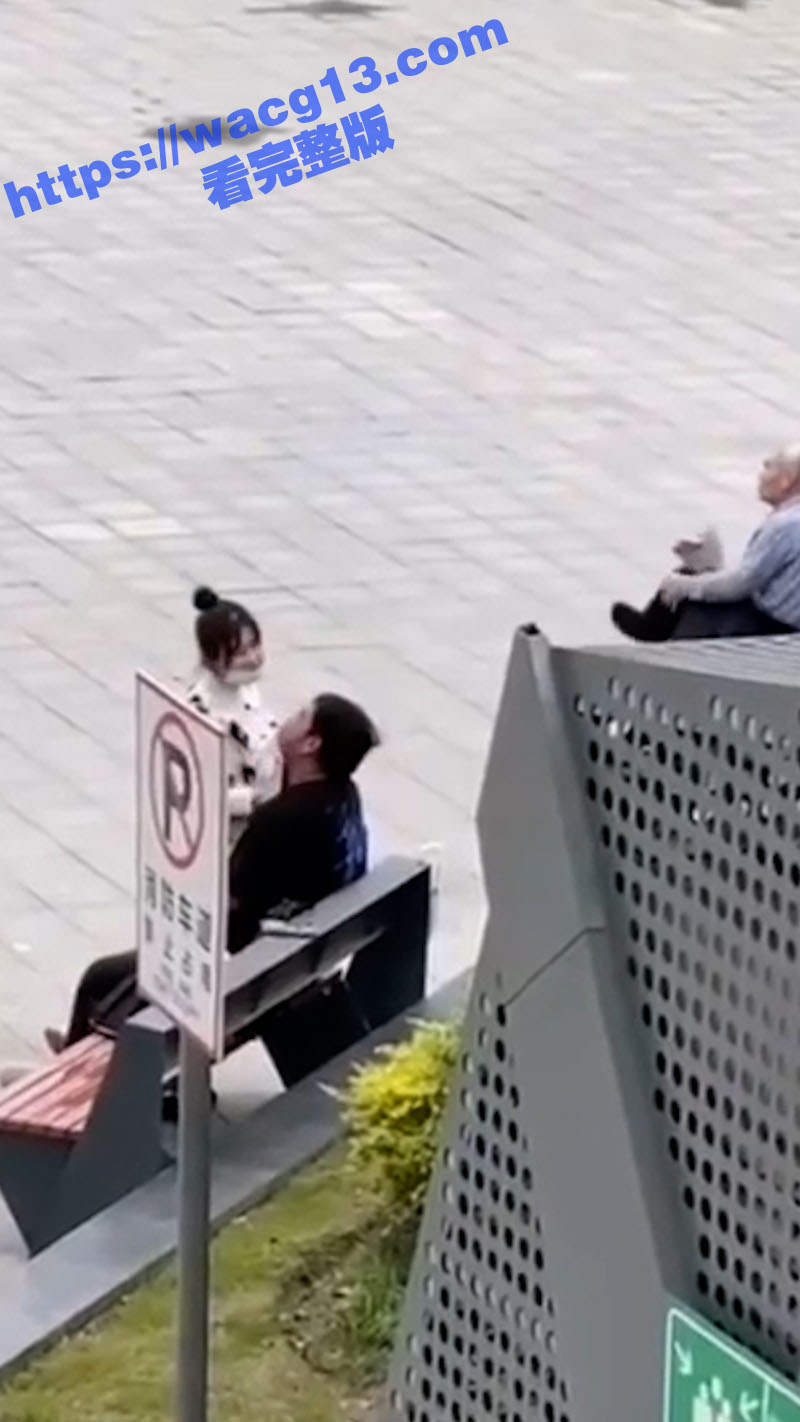 小情侣在广场公共场所玩露出 男子头蒙进女子的乳房里虽全程衣服挡着 可旁边的老头们看着眼镜都看值了