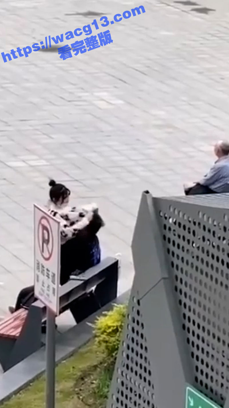 小情侣在广场公共场所相关图片