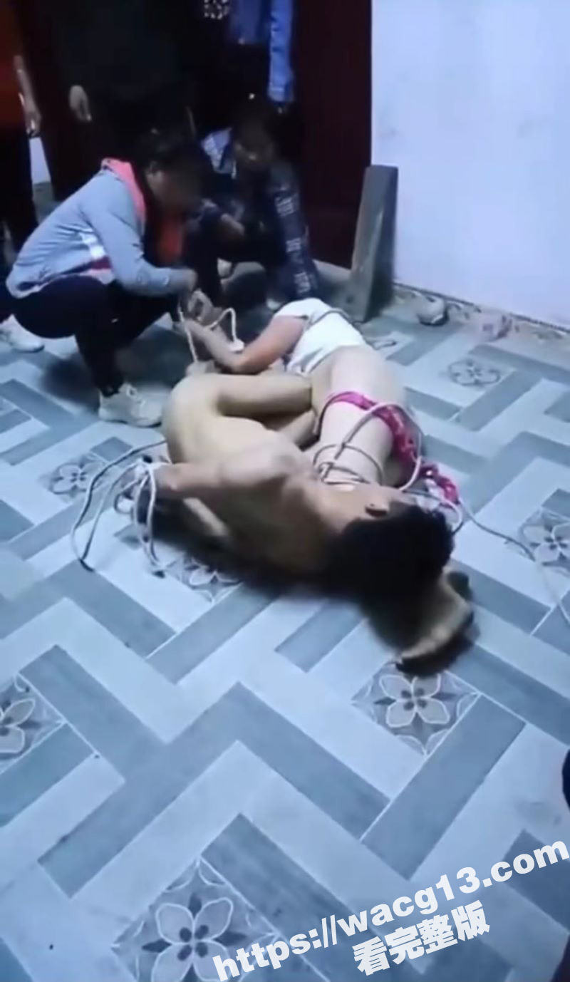 大型社死现场！奸夫淫妇偷情被当场捉奸 妻子叫来全村人围观 两人赤裸着身体被捆绑在一起