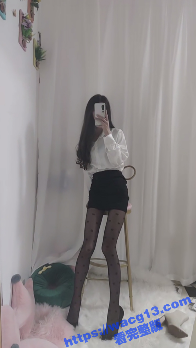 极品高挑身材反差女 土豪哥1v1定制大尺度福利 穿着黑丝自慰抠逼超诱人！给人一种又骚又御的感觉！
