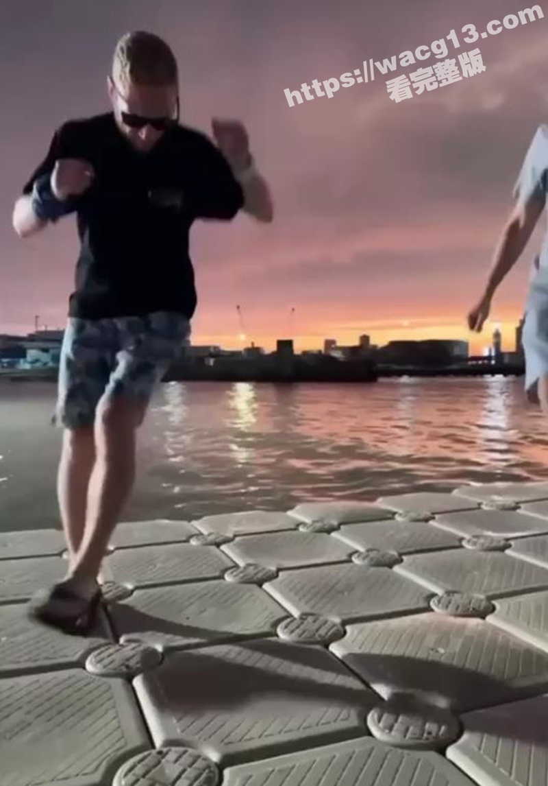 俄罗斯游客 在格鲁吉亚码头被闪电击中 全身烧伤 竟奇迹生还 监控画面曝光 雷击瞬间让人胆颤心惊！