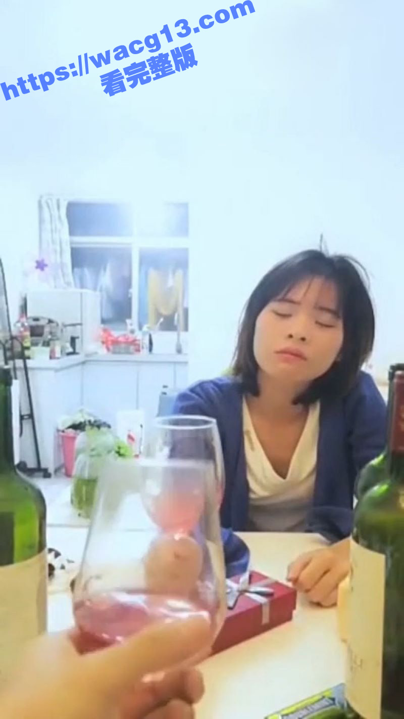 穿校服的清纯学生妹被灌醉后强上 半梦半醒之间也能感觉到被凌辱 疯狂殴打强上她的男人！