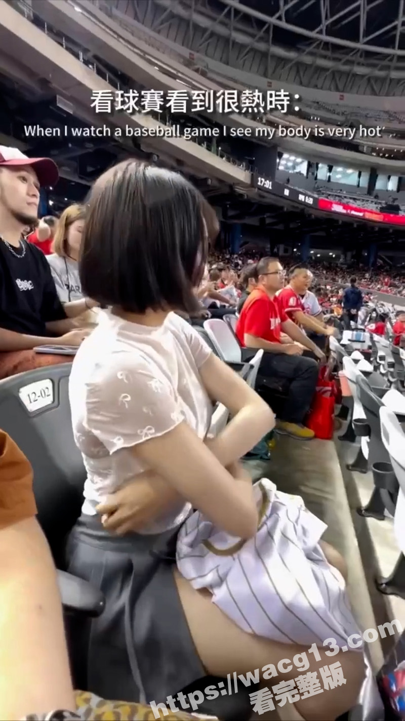 巨乳女网红看球赛脱到只剩内衣 傲人双胸在数万人的看台博眼球 球迷怒怼 想红想疯了不知羞耻