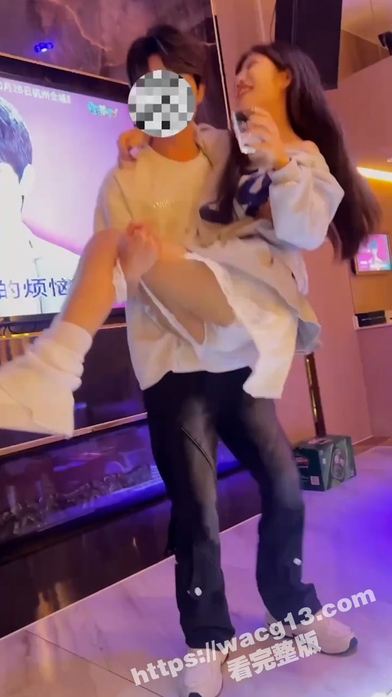 小仙女很会玩KTV点男模挨个亲自己 花钱亲亲抱抱举高高 挣钱不就是为了寻欢作乐嘛 来啊快活啊