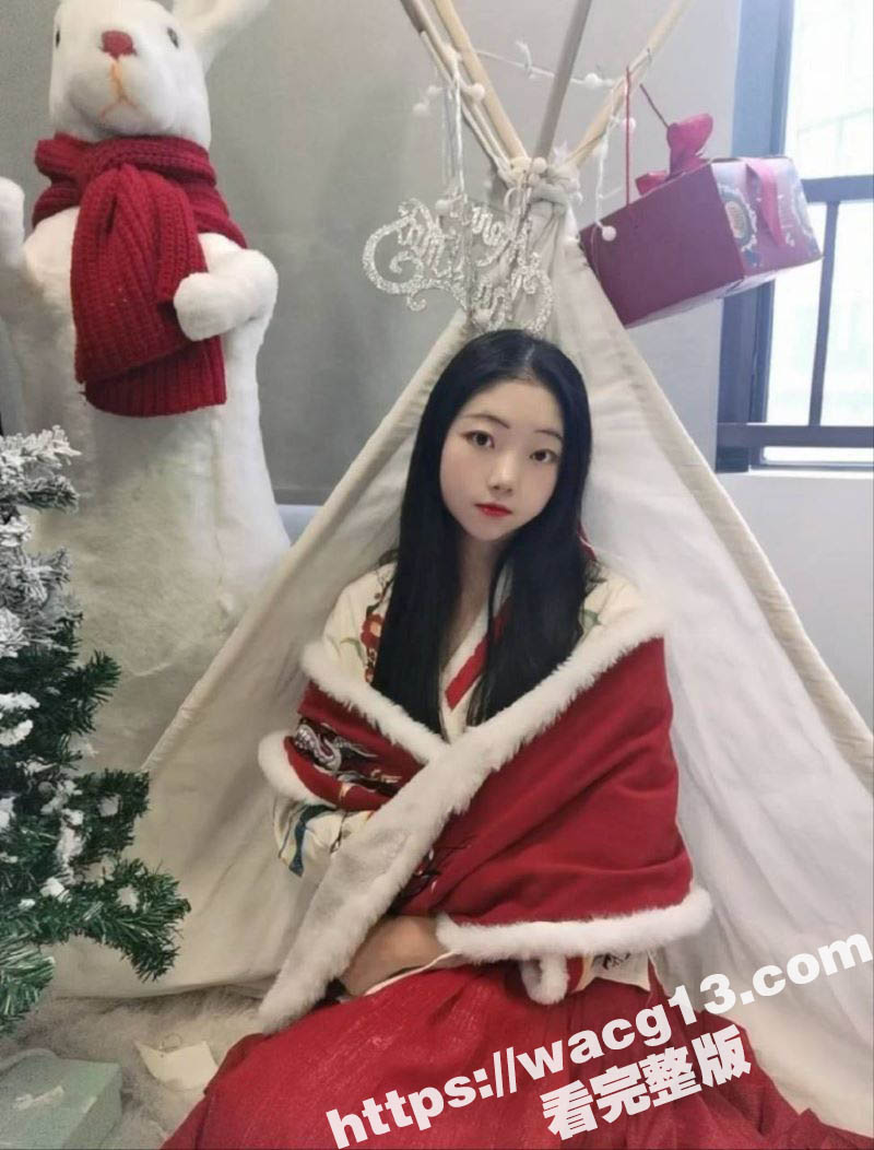 福建眼镜反差婊幼师饥渴求操 大胆的露脸自拍白嫩的身体和旺盛的逼毛形成鲜明对比！