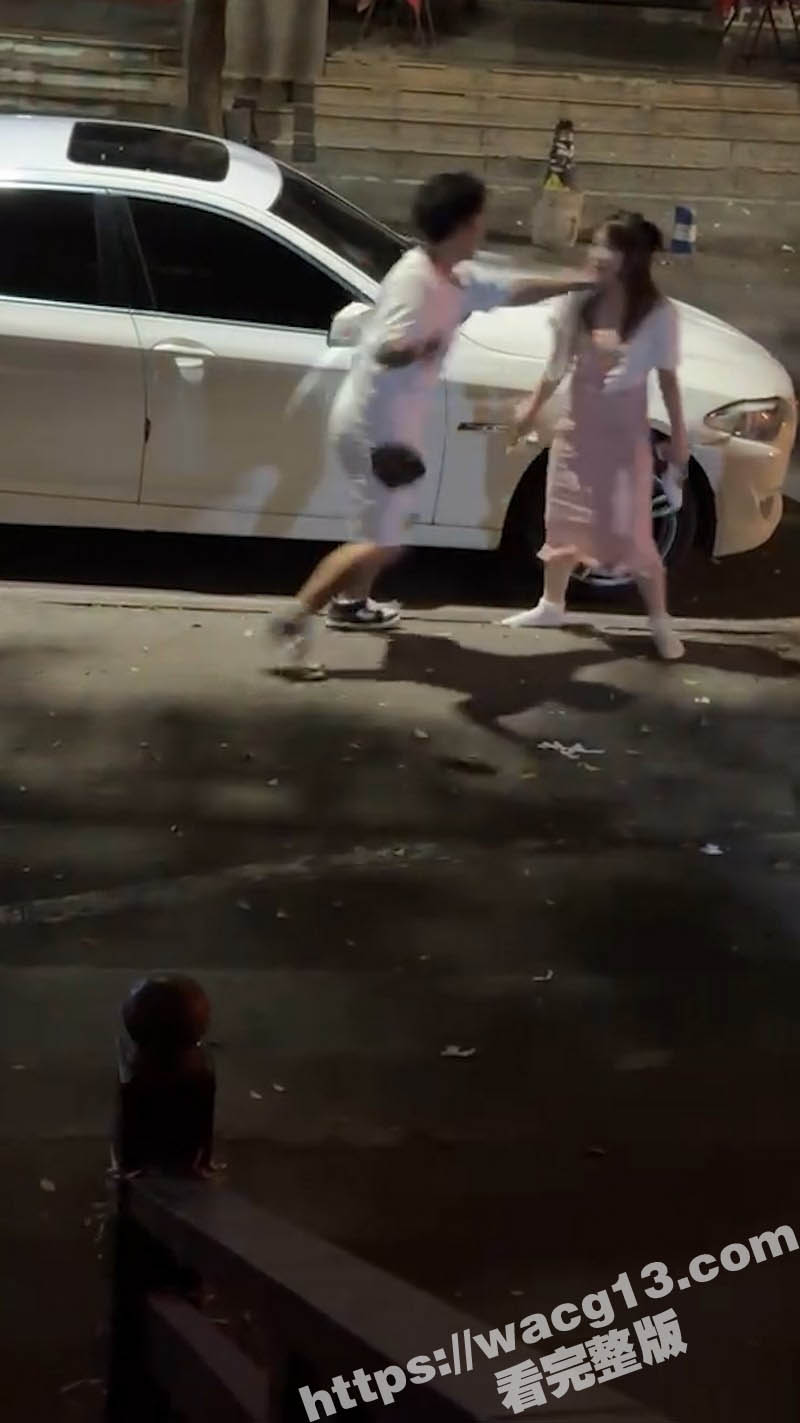 深夜街头惊现情侣打架相关图片
