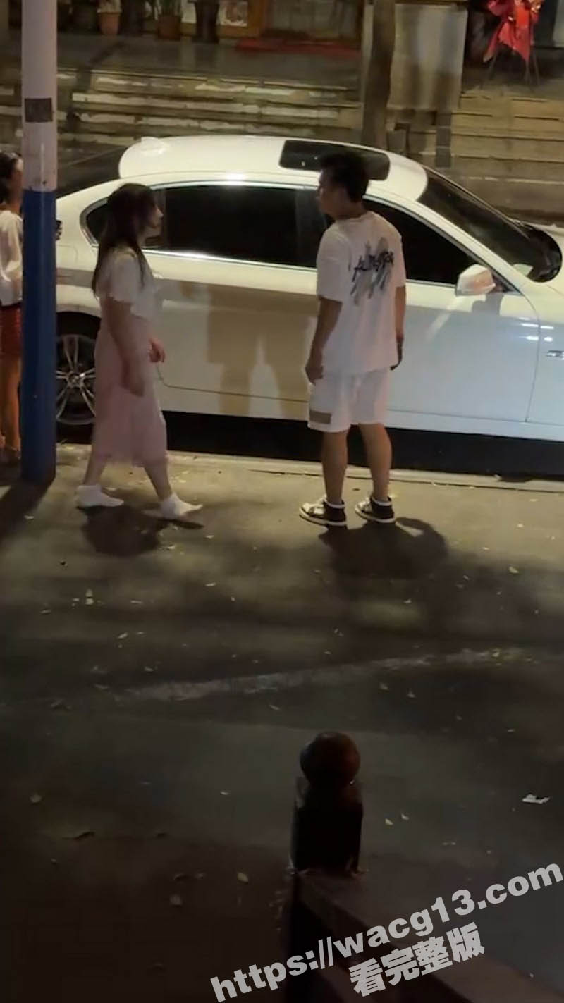 深夜街头惊现情侣打架相关图片