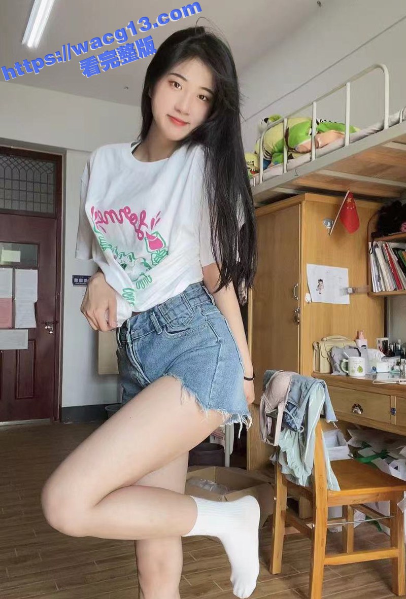投稿约炮苗条美女学生妹 性感大长腿小蛮腰 青春气息扑面 酒店房间内无套爆插疯狂内射！