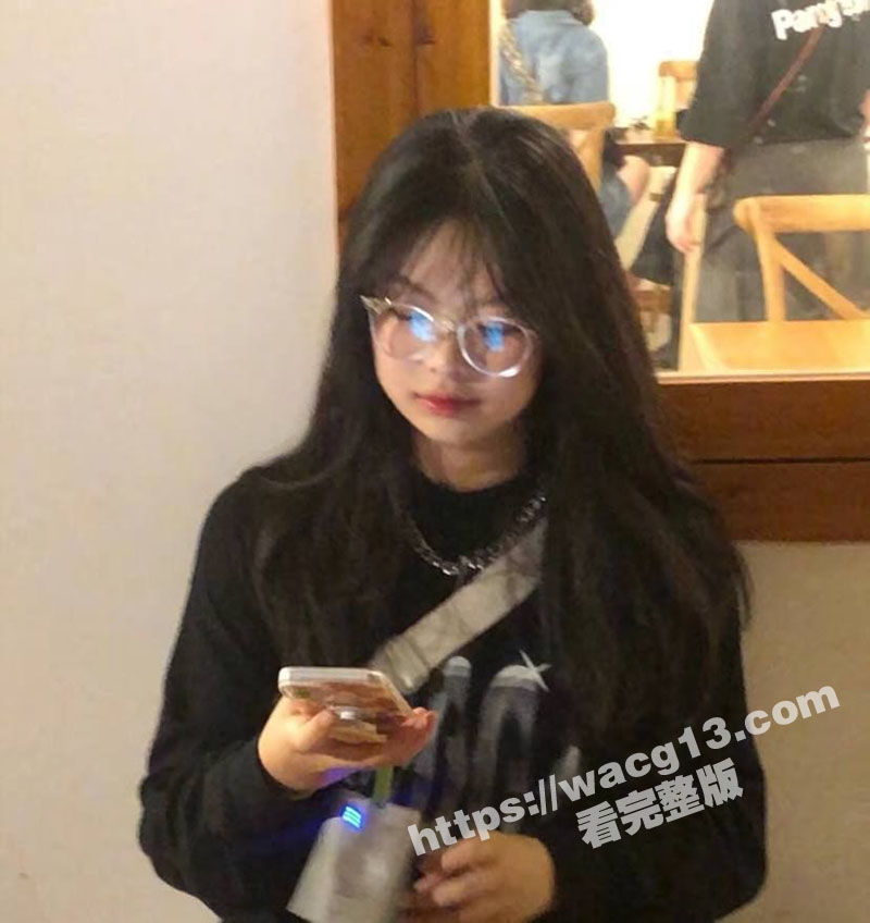 与陌生老哥互换母狗资源 看着青春靓丽的反差眼镜婊 白天为人师表晚上深喉舔蛋贼过瘾！