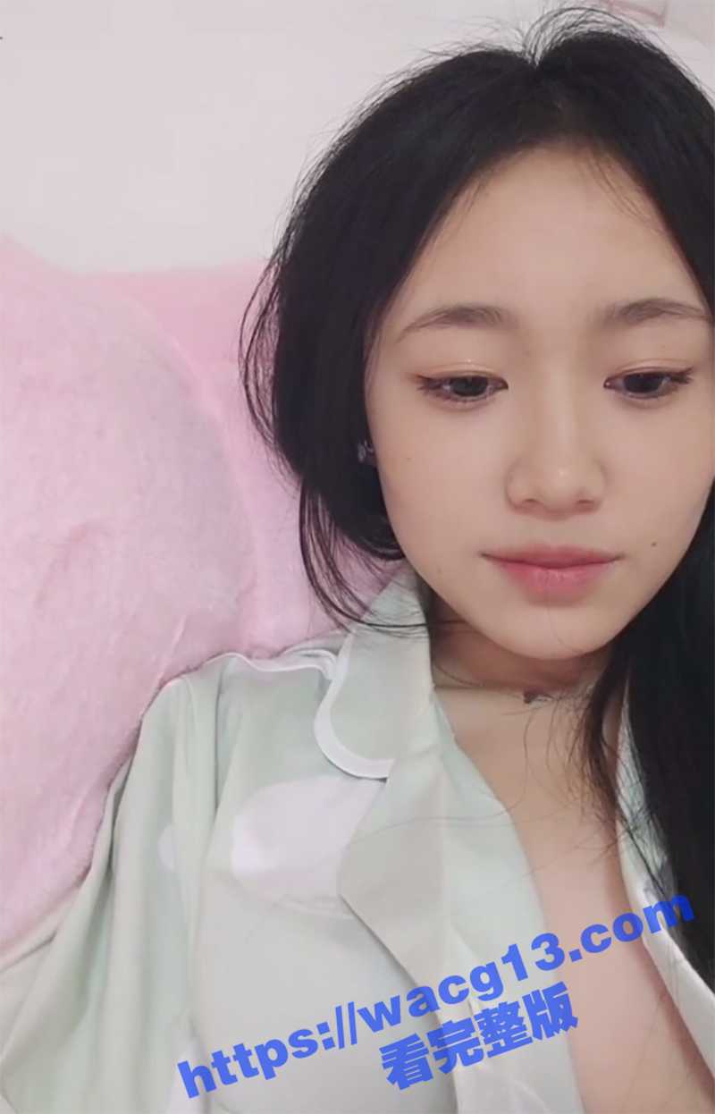 甜美学生妹直播自慰忘记把门反锁 到高潮部分妈妈突然闯入 搞得好尴尬 真是直播效果拉满呀！