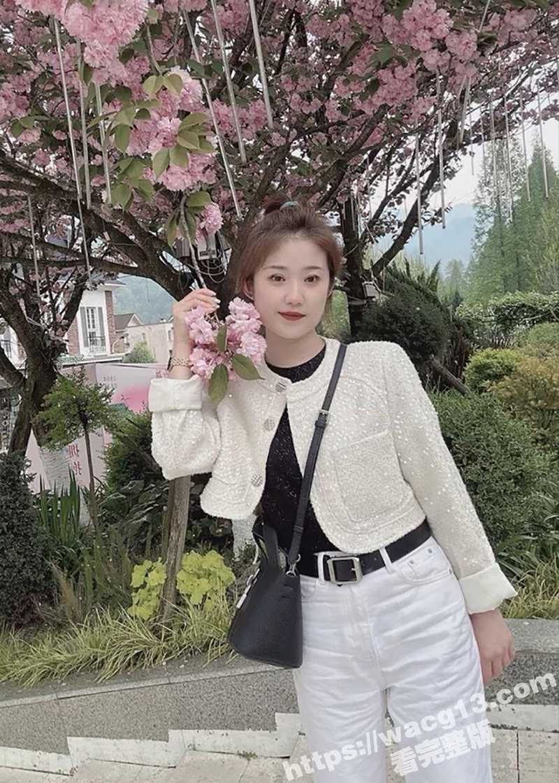 乌兰浩特骚狗 白玉洁 在父母隔壁偷情与炮友苟合 骚逼捂嘴叫床的样子令人热血沸腾！这种感觉太刺激了！