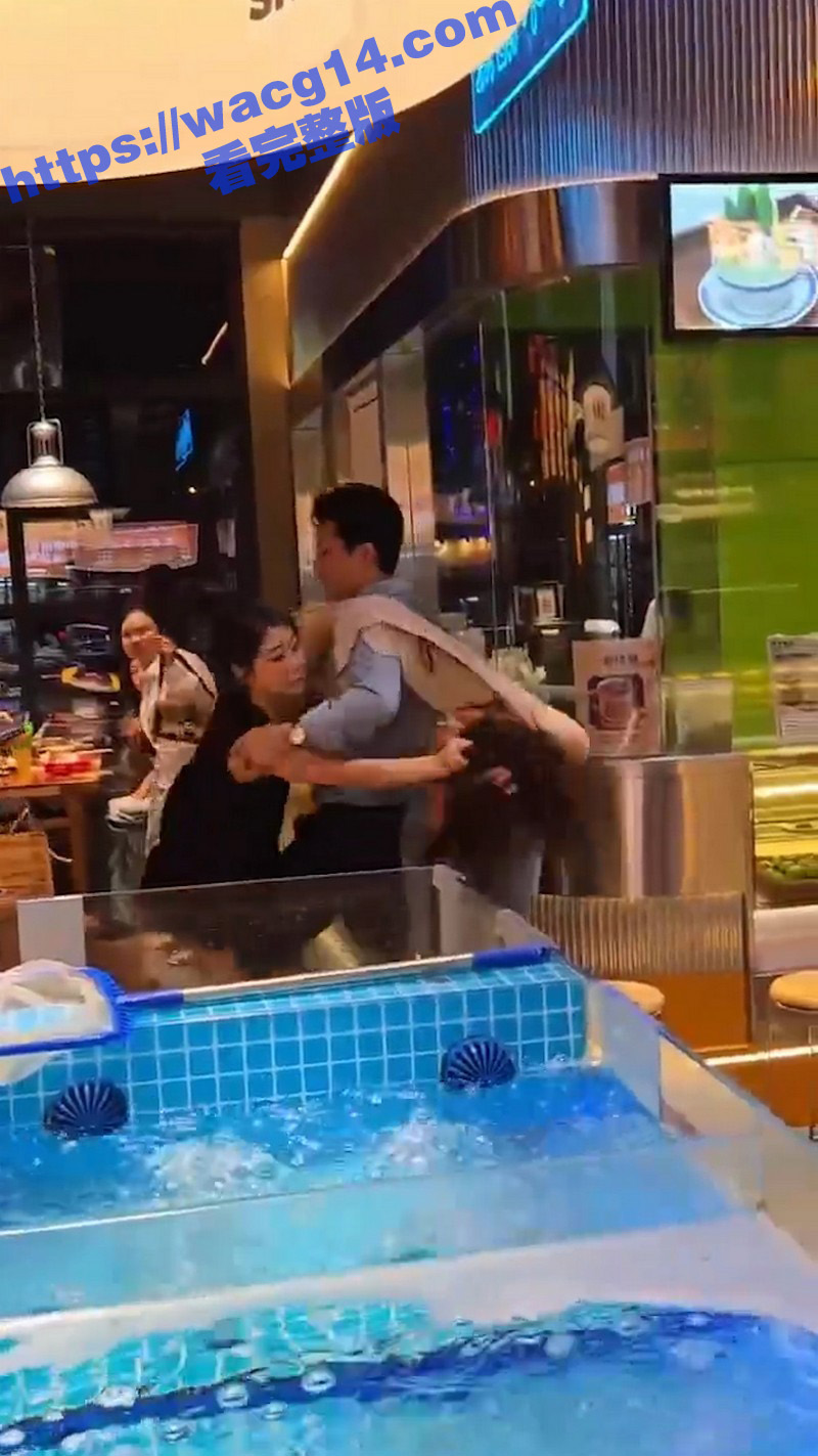 每日一抓！一家海鲜烧烤店铺原配上演现场抓小三戏目 止不住怒火疯狂爆扇小三和老公耳光看着都痛 全程语音非常清晰 必看！