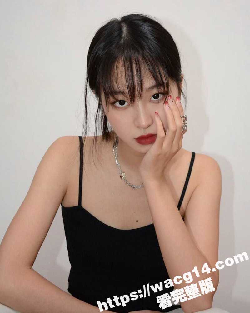 湖北中南财大校花 周芸芸 短发美腿最骚浪少女 酒店网袜诱惑激战内射爆爽！