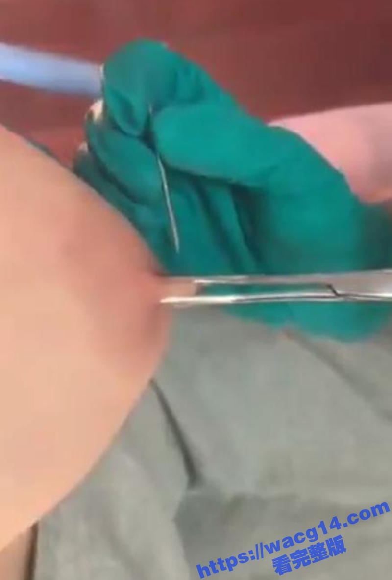 兄弟们快来欣赏 带女友打乳钉 美乳细腰配上性感乳钉 魅惑又狂野 敏感得一碰就有反应 打了乳钉会不会漏奶呢？
