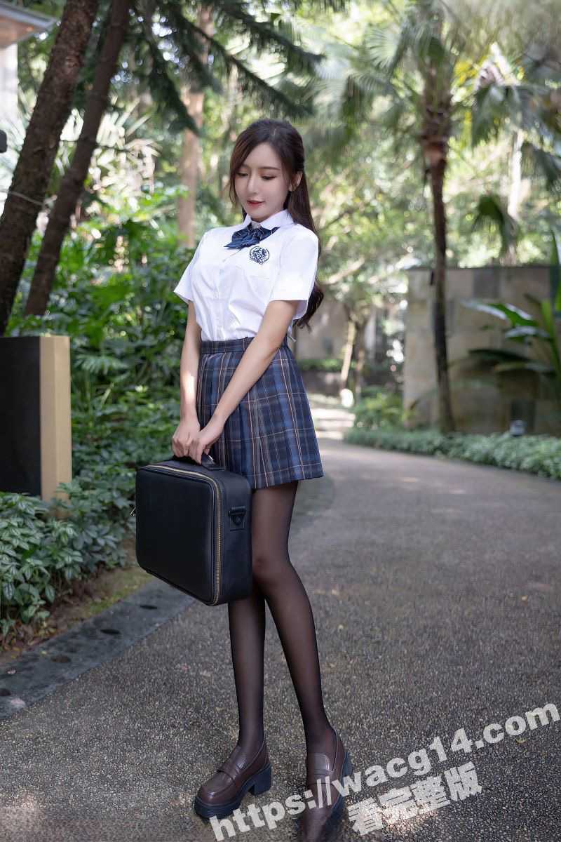 海角大神 和妹妹同居的生活 新作 穿着黑丝的大长腿妹妹主动给我足交 最后浓浓的精液爆射在妹妹嘴里！