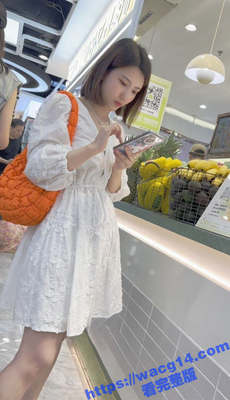 大神商场偷拍抄底 两位高颜值美女惨遭毒手 清纯性感的两位美女下面竟然穿透明丁字裤 令人瞠目结舌！