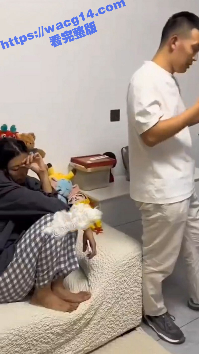 老公把小三带到家里 被原配现场抓住 还穿着原配的裤子 屋里遍地都是卫生巾和避孕套！