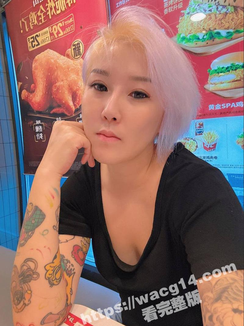 北京通州北关人妻少妇李佳佳约炮成性 三个孩子的妈逼还很紧 在逼纹了只蝴蝶真正意义上的蝴蝶逼