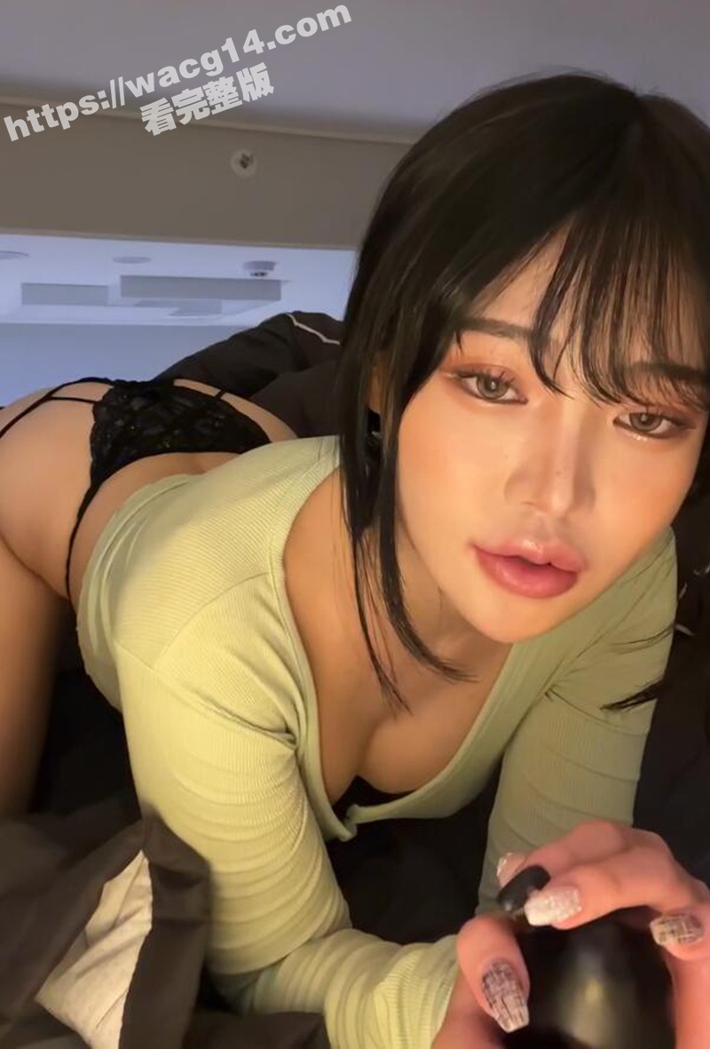 韩国超高颜值网红女主播收费房福利 精油摸奶 香蕉口交 极品身材妩媚表情让人无法自拔！