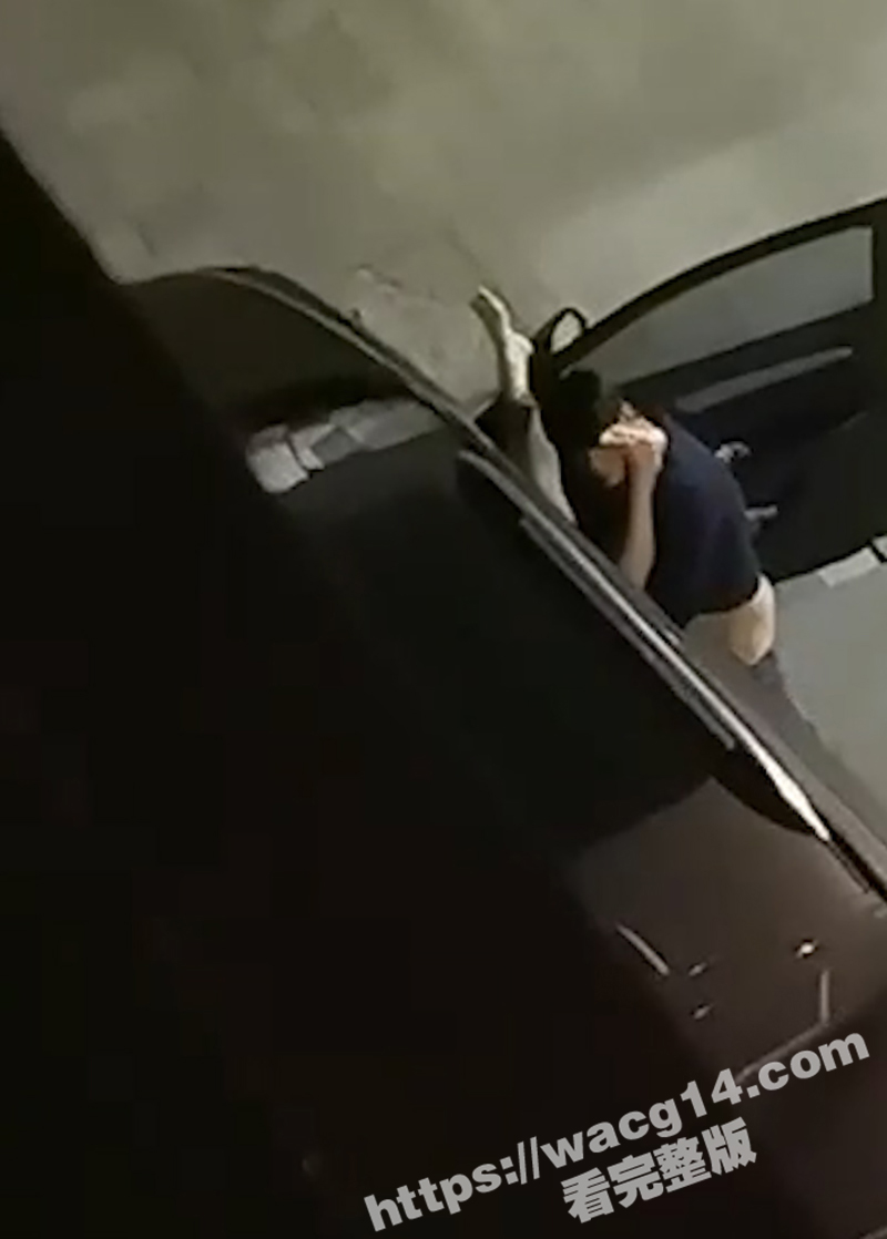 居民楼车震野战被偷拍 大哥全程谨慎东张西望 可能是过于紧张 2分钟就解决战斗！