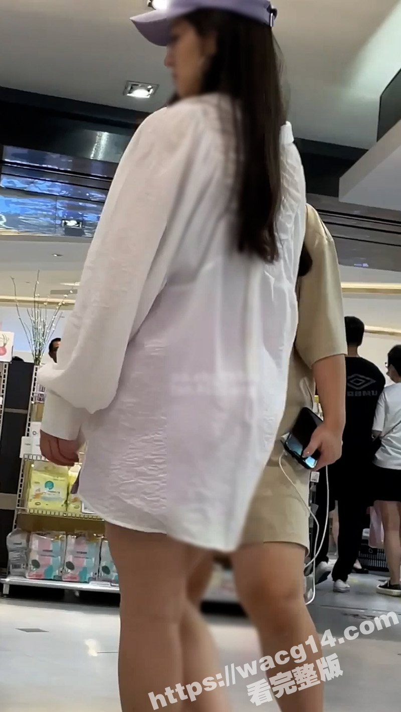 偷拍大神一路跟拍逛超市美女 眼镜长裙少妇被跟一路拍丁字裤 及膝长裙都遮不住少妇骚动的内心！