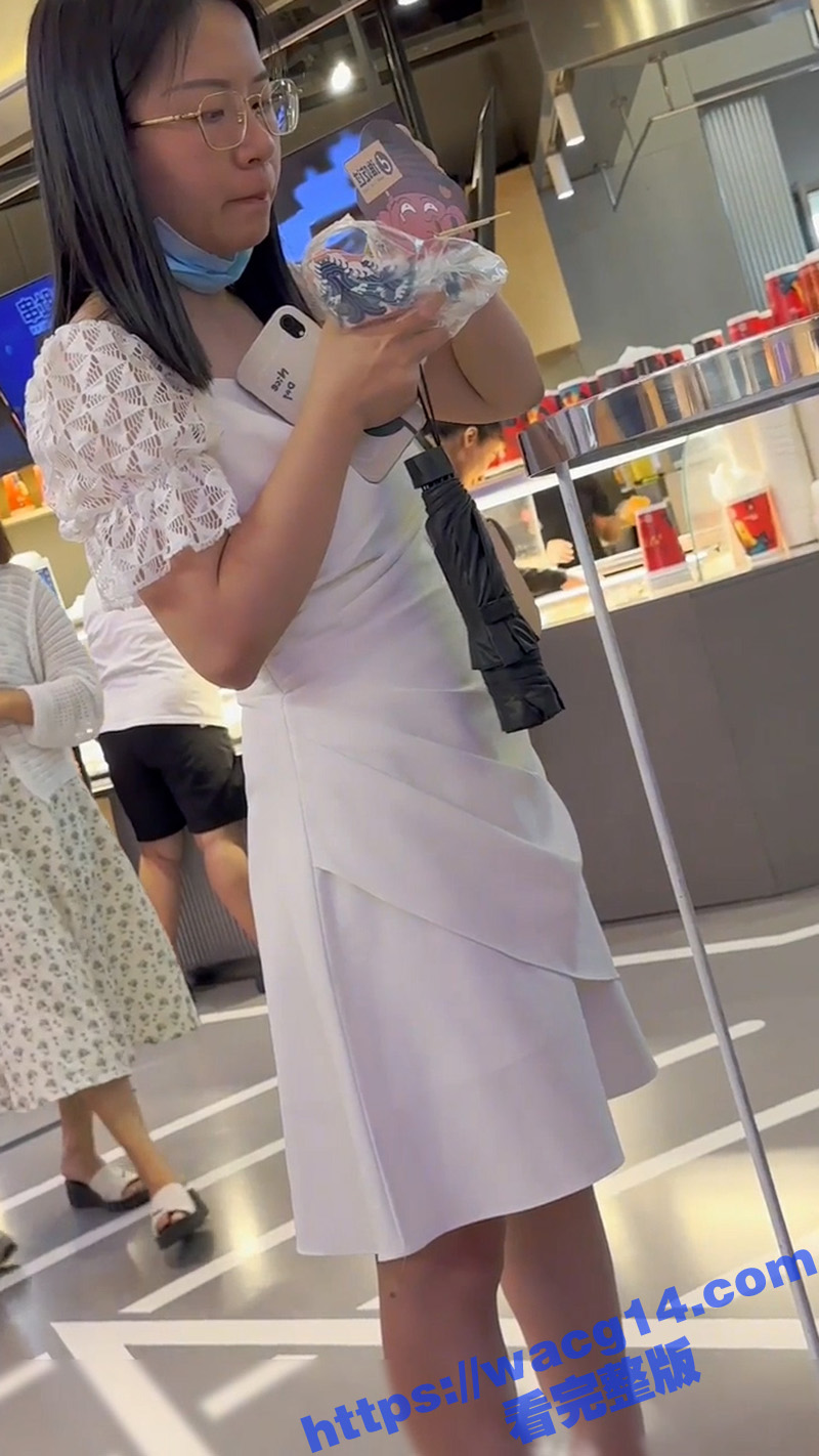 偷拍大神一路跟拍逛超相关图片