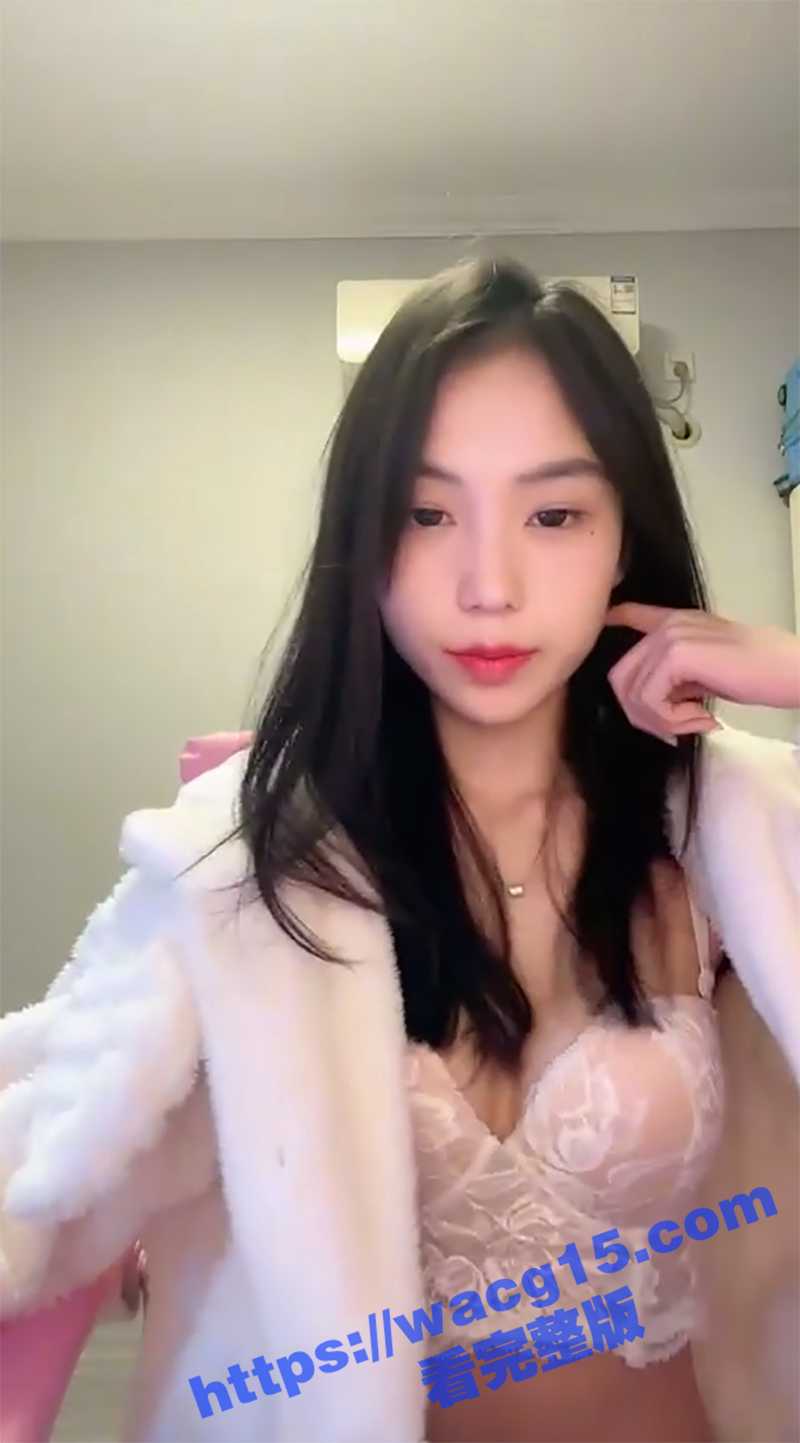 抖音超高颜值女神 月月 天使亲过的脸庞结合白嫩的酮体 洗香香后享受女上位打桩式做爱 做他的男友有点性福!