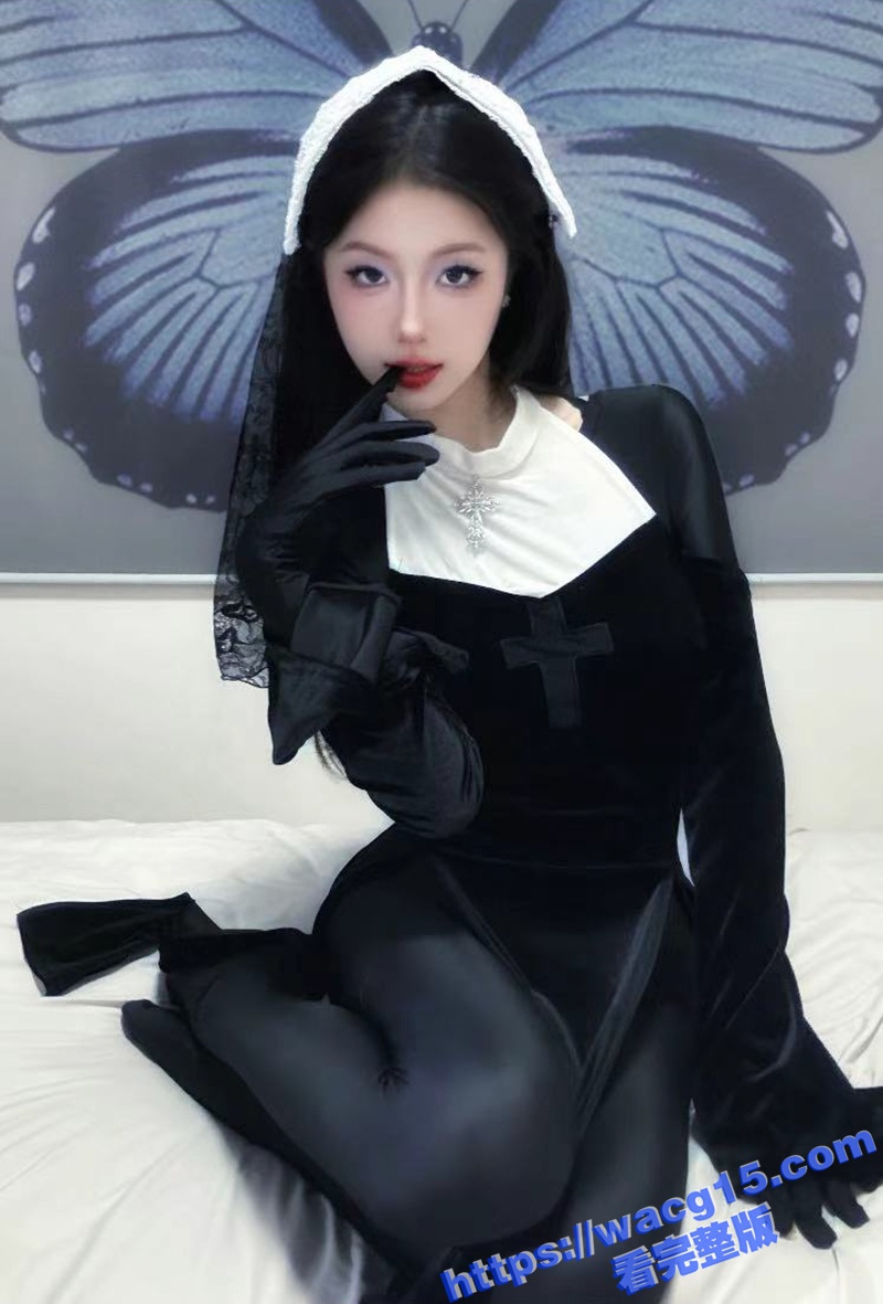 长沙朵朵 浪荡修女制服黑丝诱惑 裸足踩踏足交榨精 坐脸骑脸玩肉棒 玉足疯狂蹂躏让人欲罢不能！