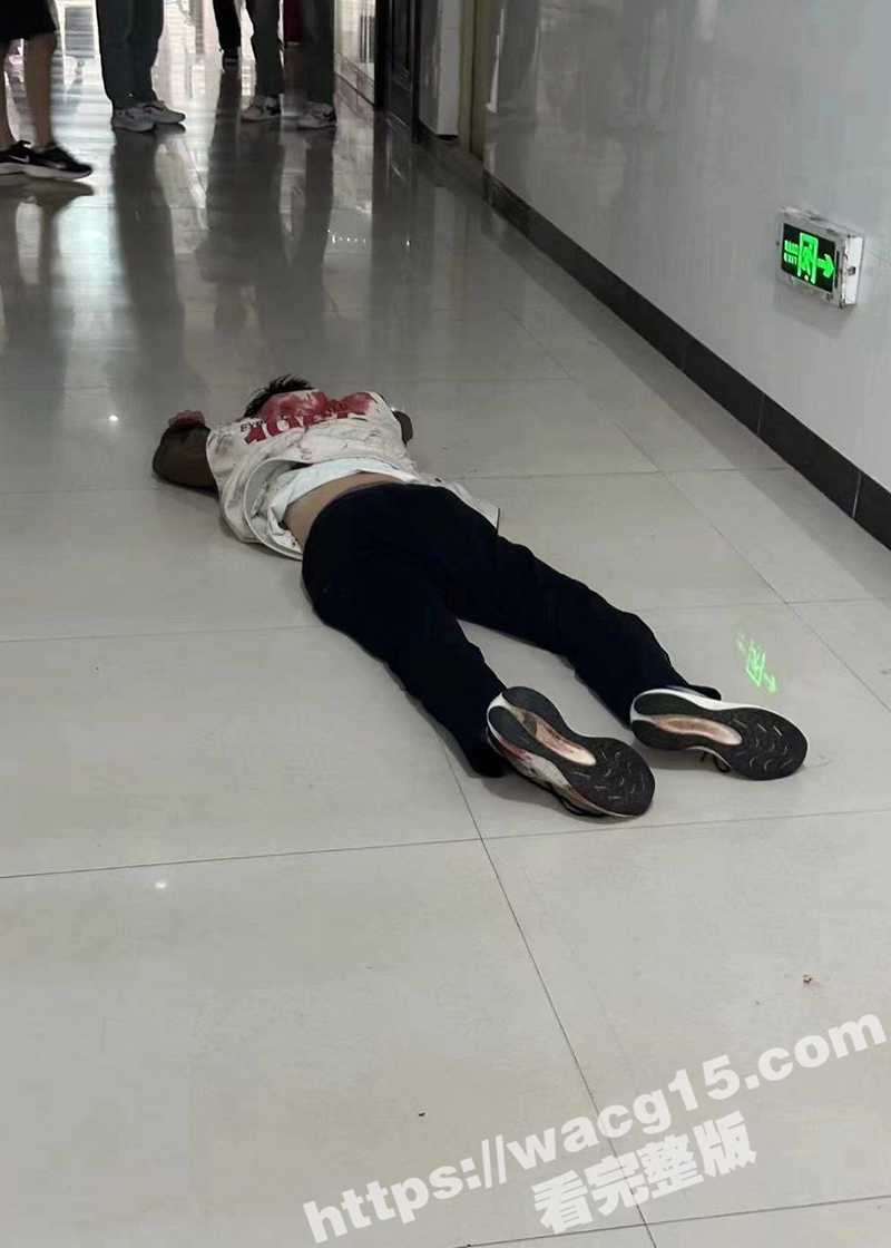 河南鹤壁技师学院校园暴力事件曝光！学生持板凳猛砸同学头部，血流满地！校方回应正在调查，教育局电话无人接听！