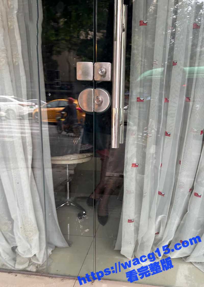 探洞大神小钢炮成都探店惊喜！发现高质量黑丝大长腿美女立即拖进房间狂操骚逼！
