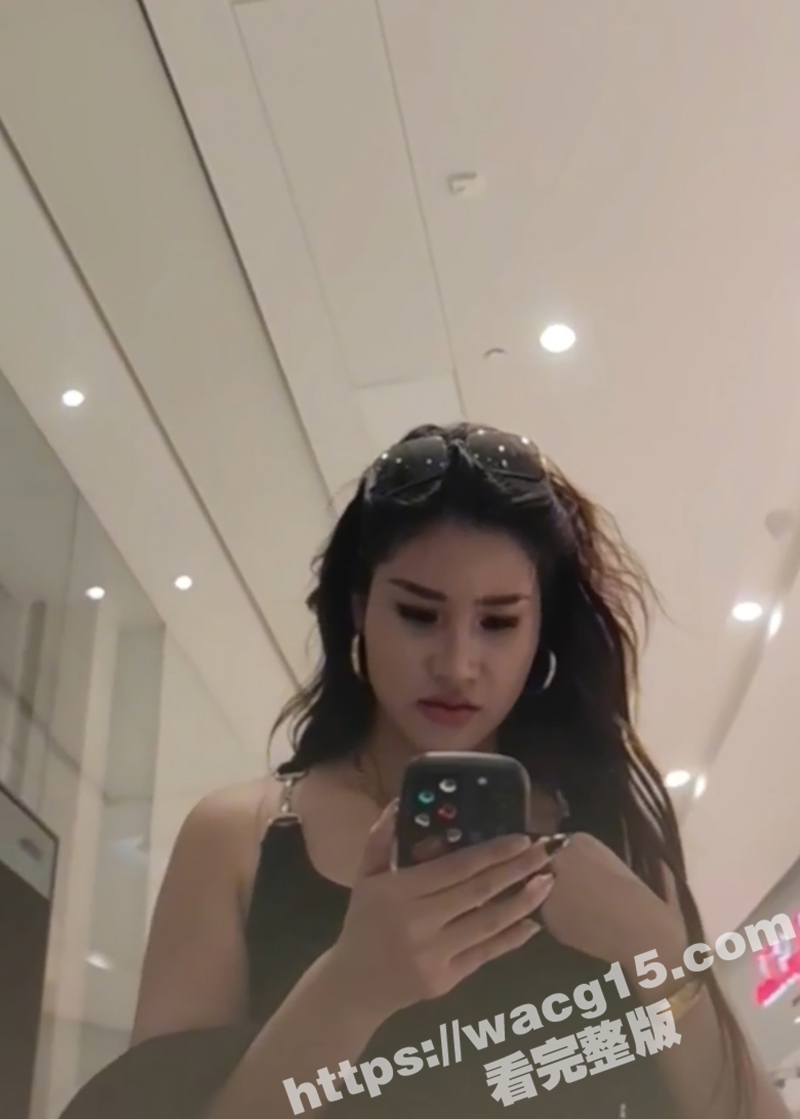 街头偷拍！超短裙混血小姐姐与闺蜜逛街 黑色丁字裤性感诱惑值拉满！