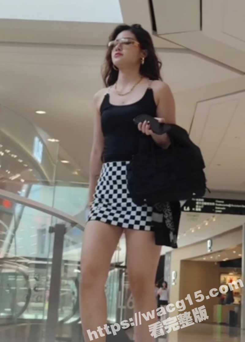 街头偷拍！超短裙混血相关图片