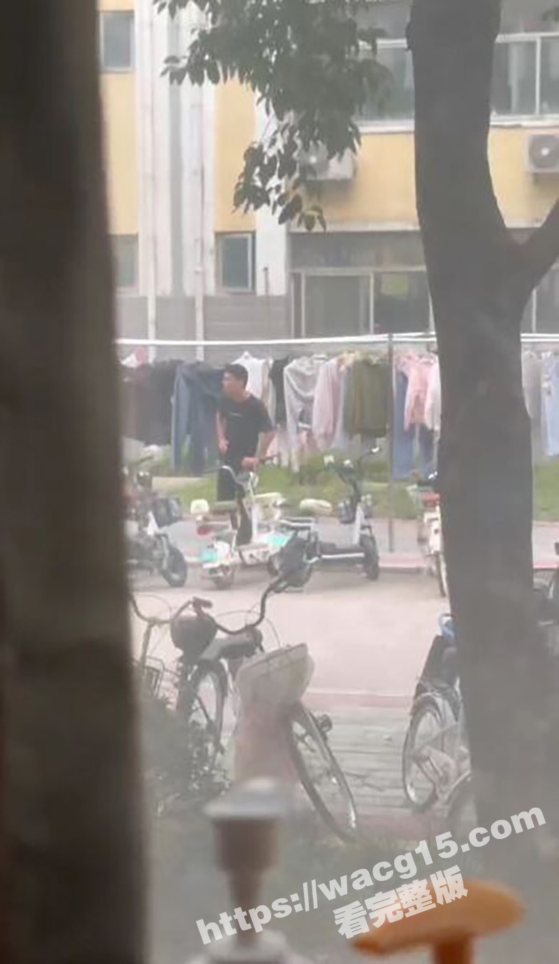 师范大学惊现变态偷衣贼 女生衣物频频被盗 男子光天化日明目张胆闻女生奶罩内衣裤