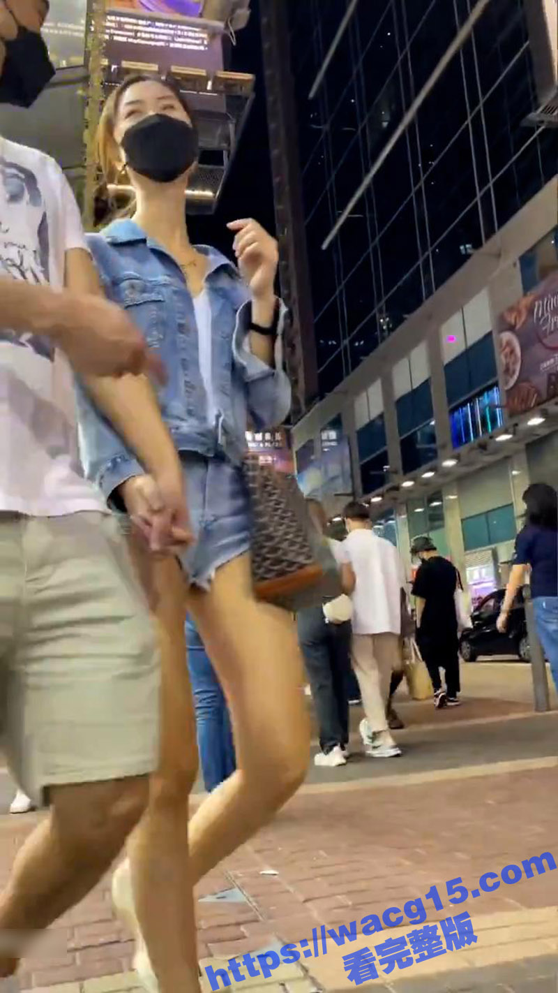 街拍超短裤长腿骚货 屁股蛋都露出来了 这穿的也太骚了 男友当街忍不住开摸 真眼馋啊！