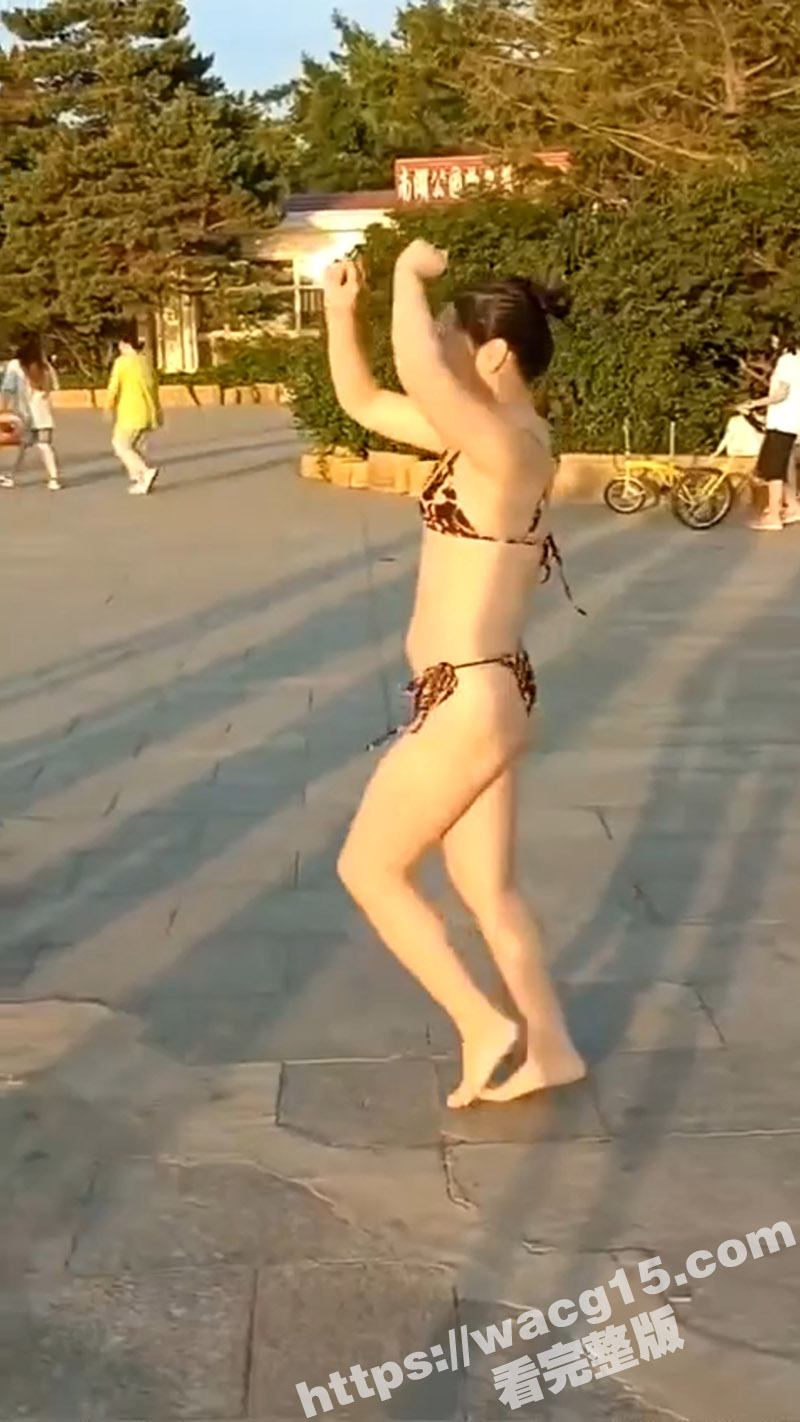 奇葩超前广场舞 大爷穿豹纹丁字裤 大妈穿比基尼 现在这广场舞都这么劲爆了么