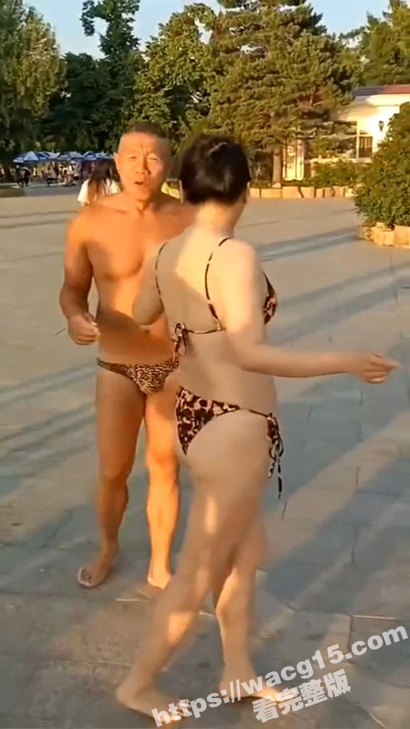 奇葩超前广场舞 大爷相关图片