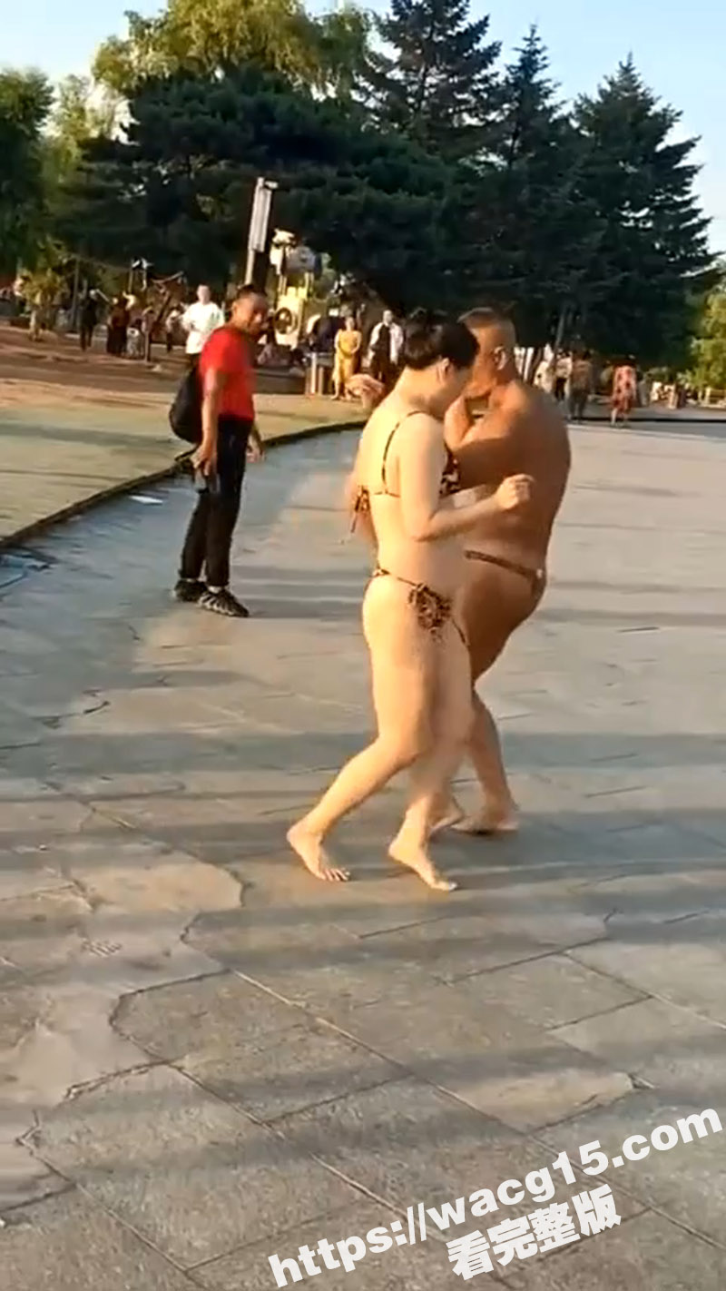 奇葩超前广场舞 大爷相关图片