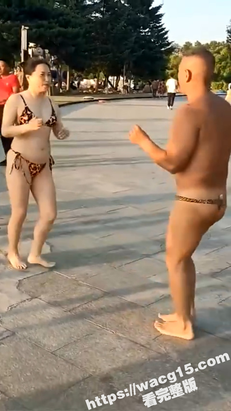 奇葩超前广场舞 大爷相关图片