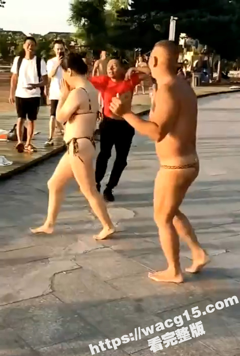 奇葩超前广场舞 大爷相关图片