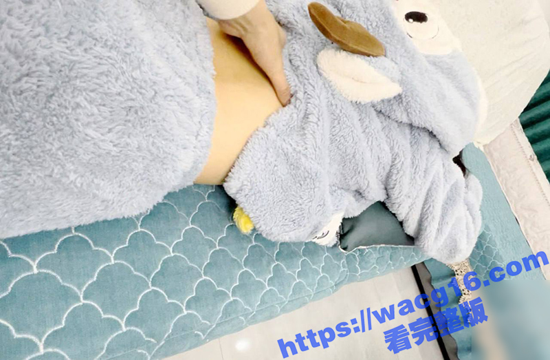 海角乱伦狂人新作 半夜钻进妹妹被我 以按摩的名义 爆操性感妹妹嫩穴 完美翘臀人间极品！
