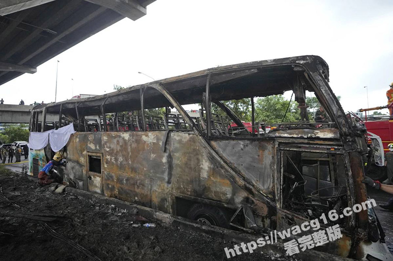 巴吞他尼府悲剧 泰国校车遭不明原因大火吞噬 20余名师生命丧火场 司机神秘失踪引发恐慌与关注！