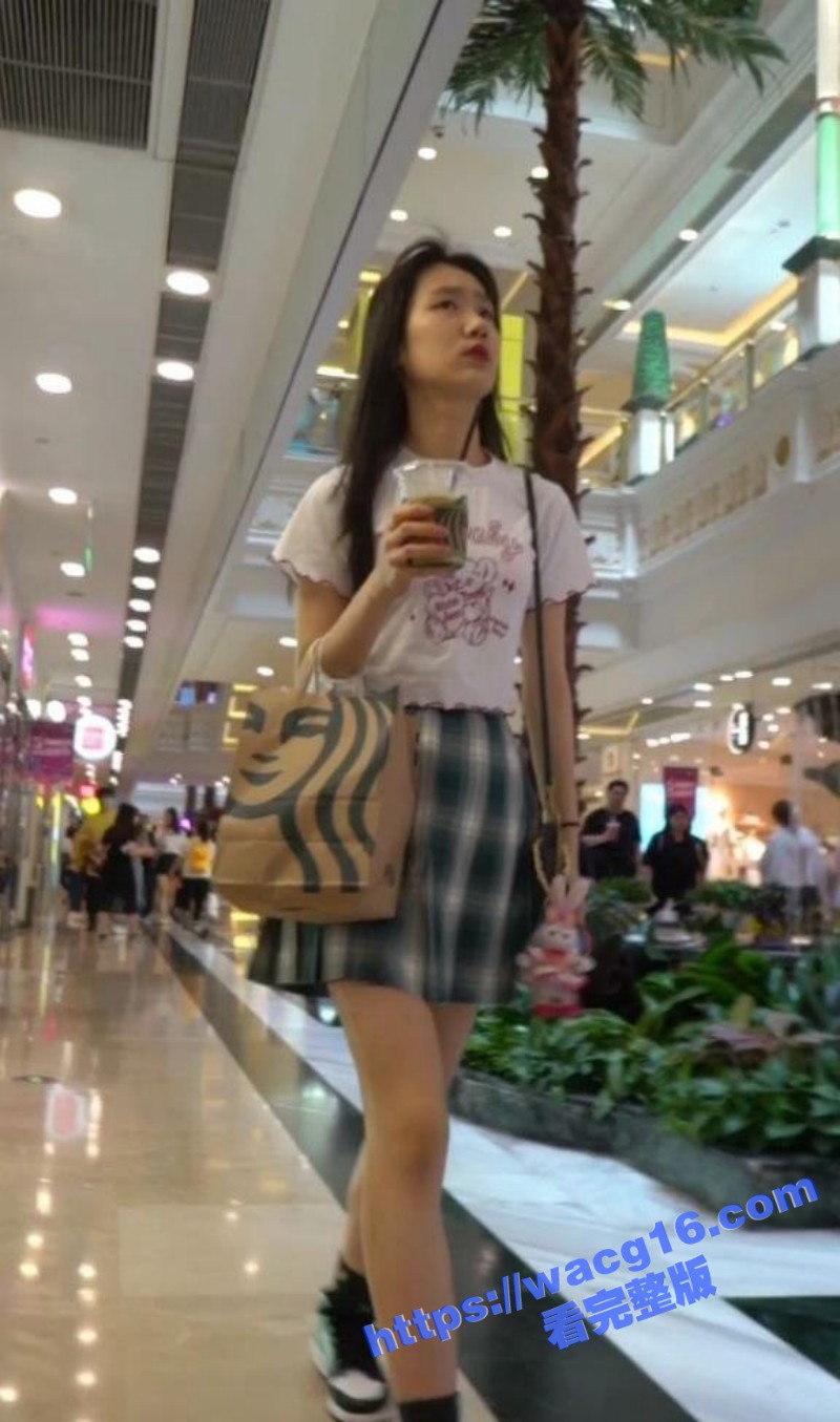 抄底大神超市偷拍高挑气质短裙妹 白里透红肌肤水润美腿粉内绝顶诱惑 裙底风光十分香艳！