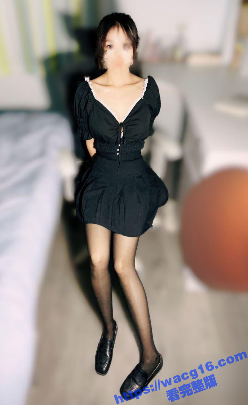 表妹彤彤情趣丝袜初体验 穿上性感黑丝超诱惑 牛奶般的美臀和嫩穴 被表哥后入爆操